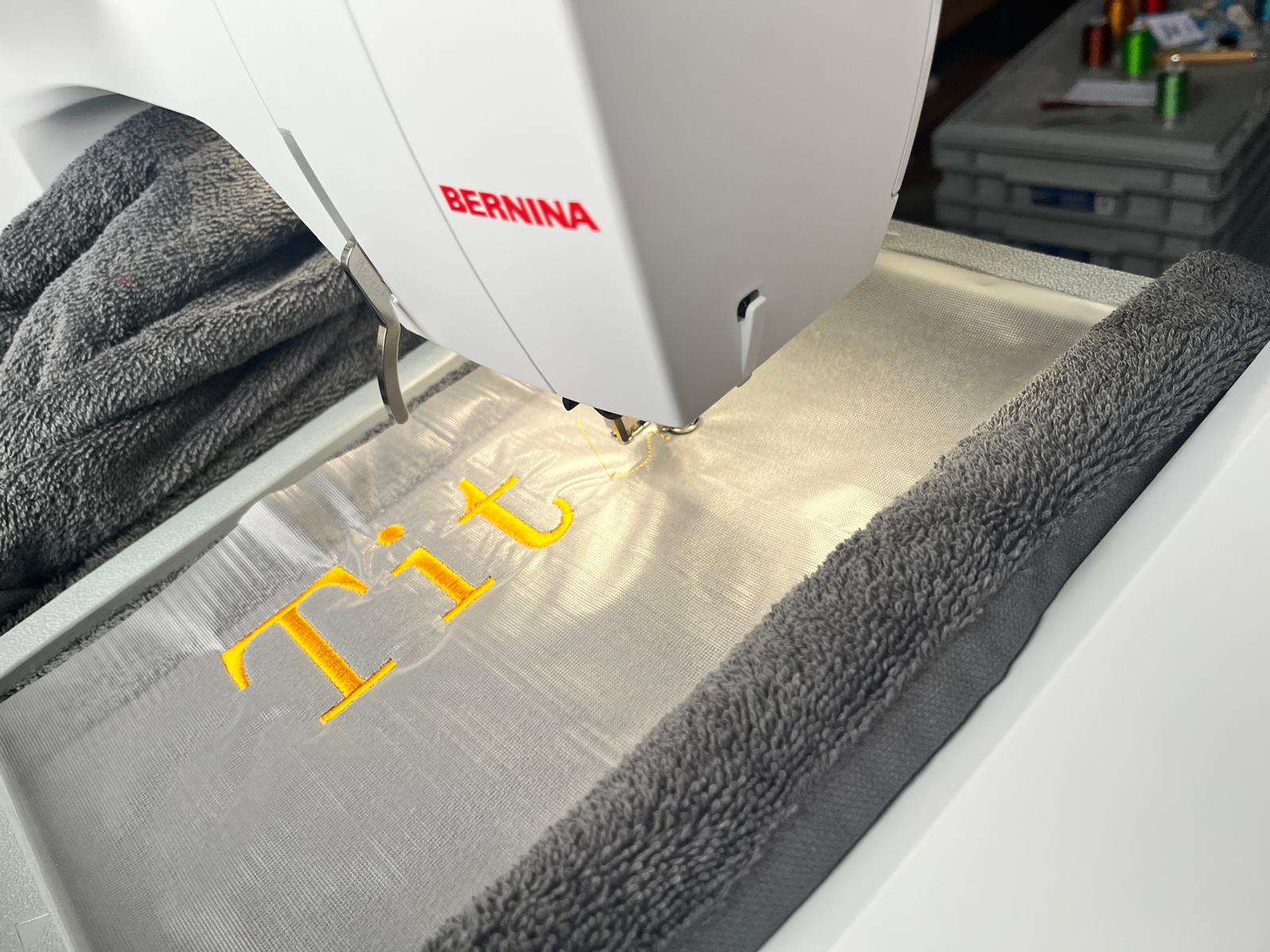Individuelle Bestickung eines Handtuchs auf einer Stickmaschine