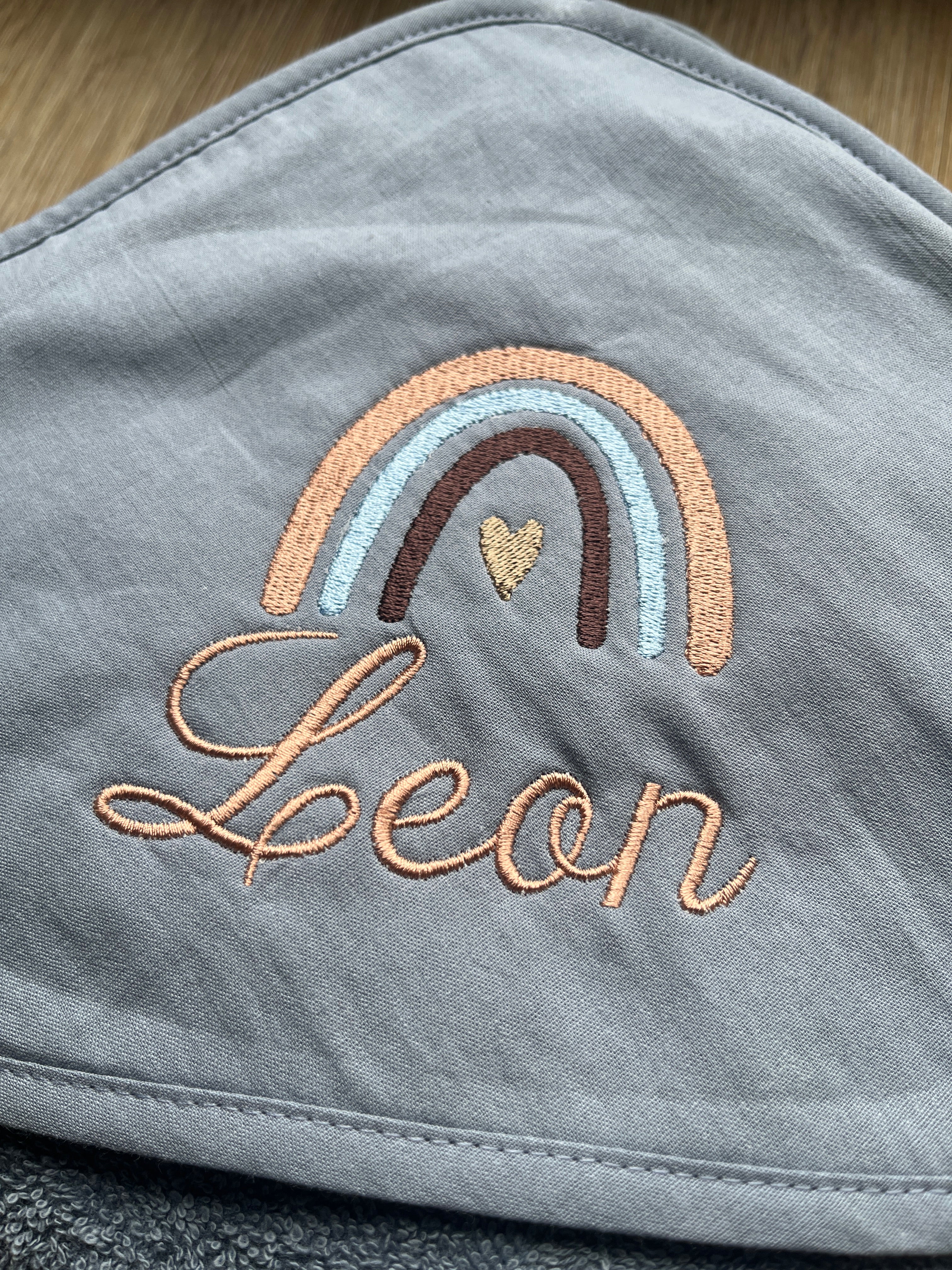 Baby-/Kinder- Kapuzenhandtuch Regenbogen mit Namen | Geschenk zur Geburt